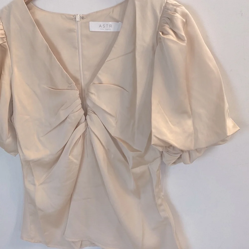 (AA4) AS­TR the La­bel Deep-V Bal­loon Sleeve Top, Size‎ XL, NWT